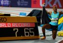 60 metre engellide Bahamalı Devynne Charlton dünya rekoru kırarak şampiyon oldu