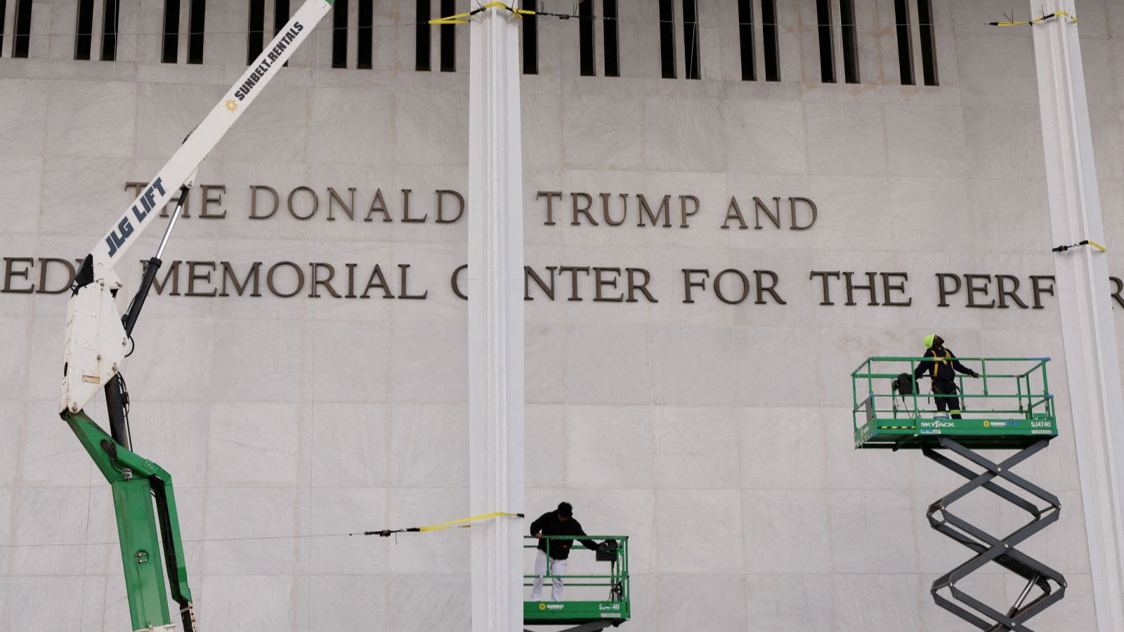 Trump, Washington’daki Kennedy Sanat Merkezi’nin adına kendi adını ekledi!