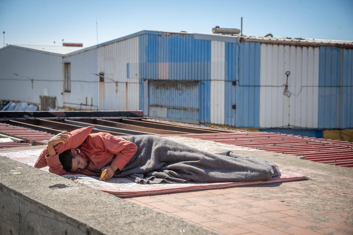 El Gobierno acelera los trámites para sacar en dos semanas a todos los inmigrantes de la calle y poder devolver a la mayoría | España