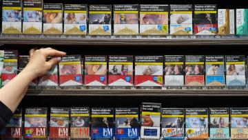 Tabaksteuer: Zigaretten werden trotz neuem Gesetz vorerst nicht teurer | Politik