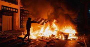 La France, front majeur d’une révolte dont les ingrédients sont présents à travers l’Europe