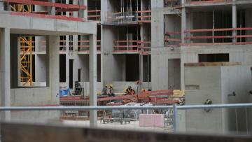 Weniger Steckdosen, dünnere Decken: Bundesregierung will mit weniger Extras bauen | Politik