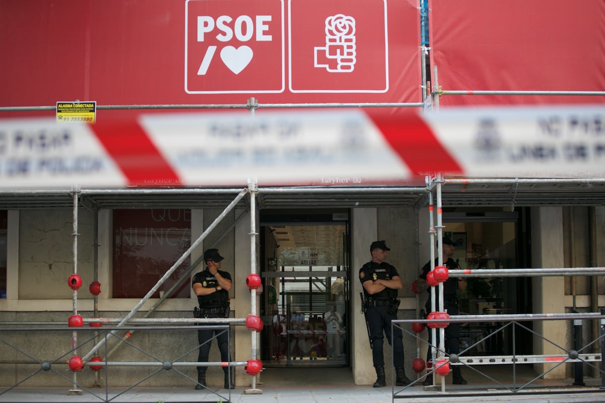 Pedraz rechaza las alegaciones del PSOE y le da 15 días para entregar los contratos de sus abogados | España
