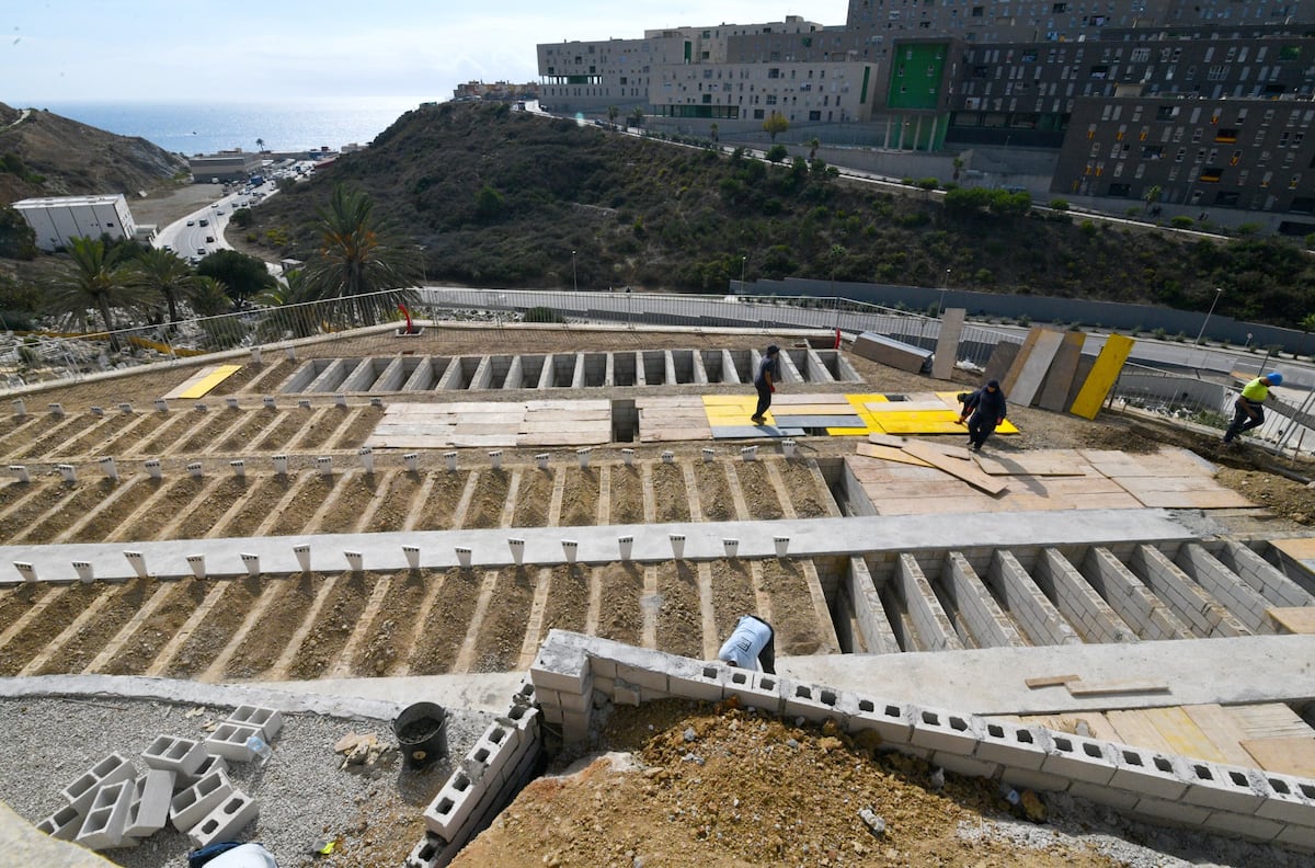 Las tumbas sin nombre de los migrantes siguen llenando el cementerio musulmán de Ceuta | España