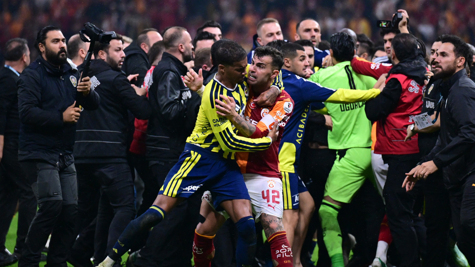 Archie Brown ile Abdülkerim güreşti: İlk kimin saldırdığını görürsünüz