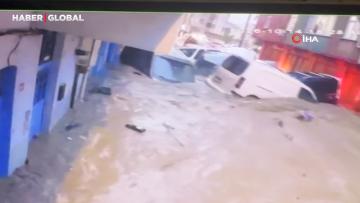 Ayazağa’da sel felaketinde araçların üst üste bindiği anlar görüntülendi