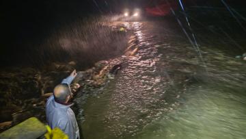 Bursa’da taşan dere sebebiyle yol ulaşıma kapandı
