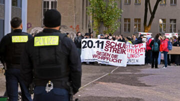 Eine Verletzte! Vermummte Erwachsene übernehmen Schülerprotest | Politik