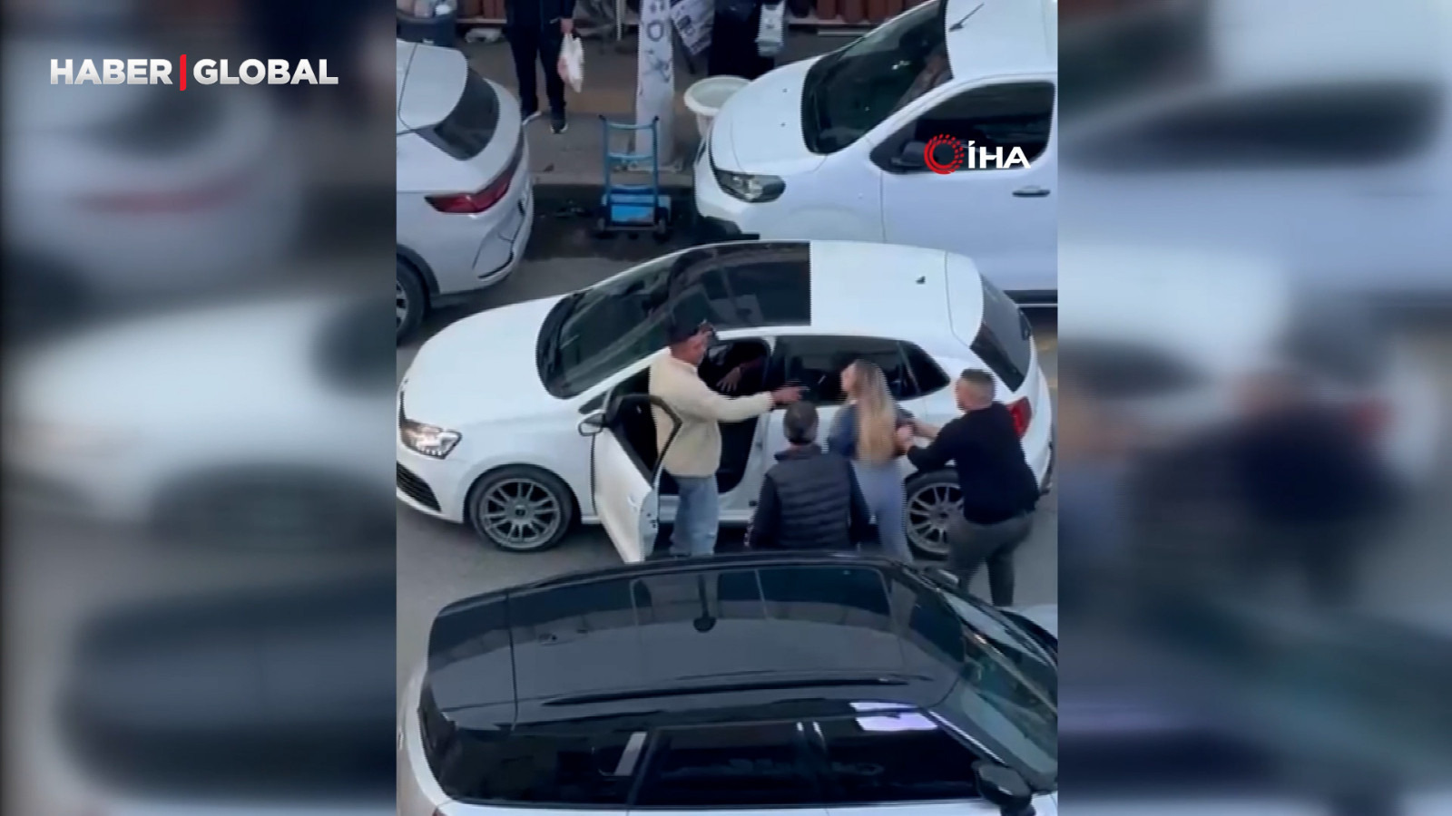 Ezilme tehlikesi geçiren yayayı fark eden kadın, sürücüyü yumrukladı: “Dövüş antrenörüyüm ben”