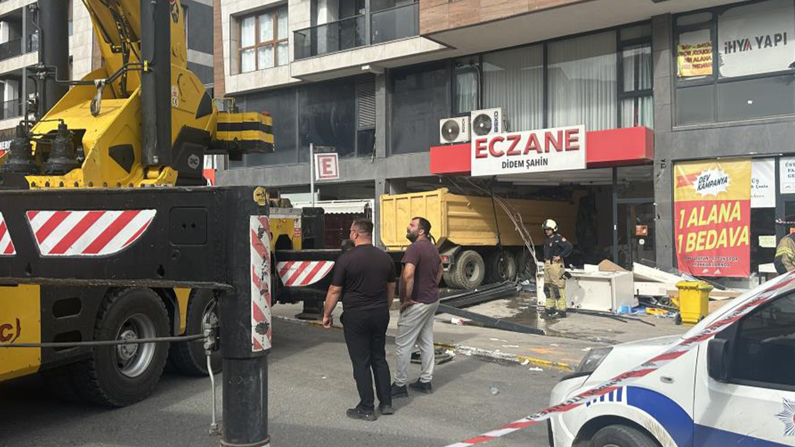 İstanbul’da kamyon eczaneye daldı: 6 yaralı