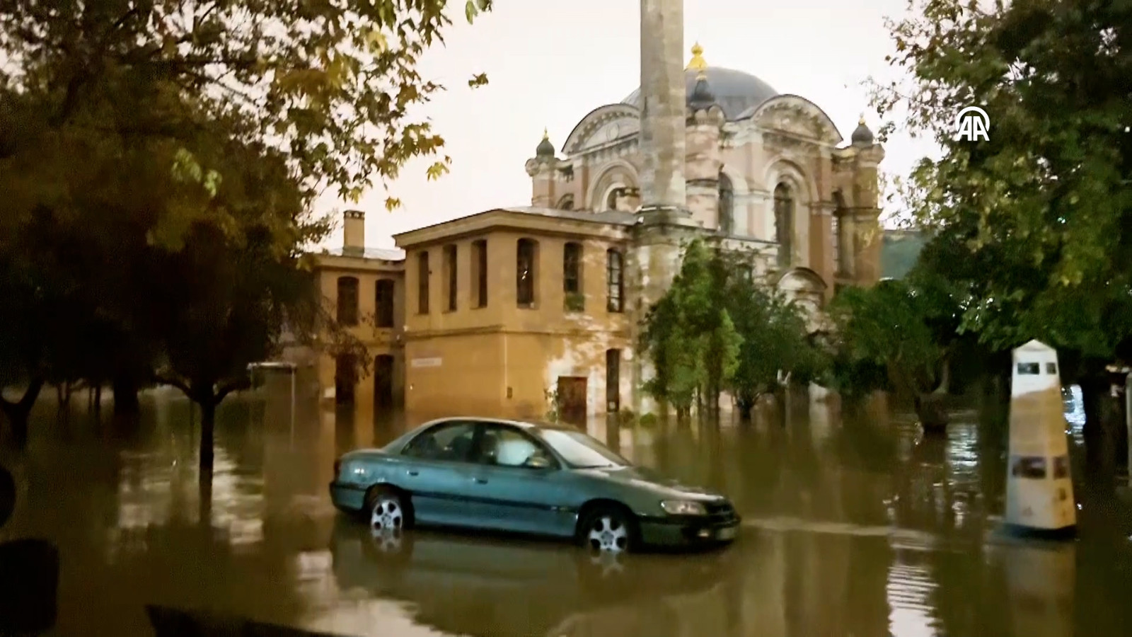 Kağıthane’deki tarihi Sadabat Cami sular altında kaldı