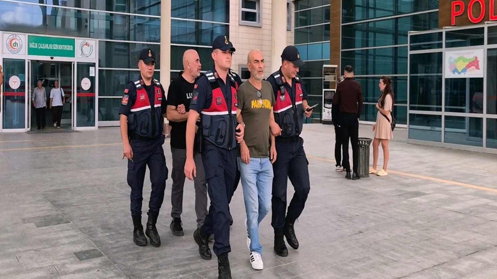 Yönetmen Ezel Akay ve tutuklu kardeşinin uyuşturucu testleri pozitif çıktı